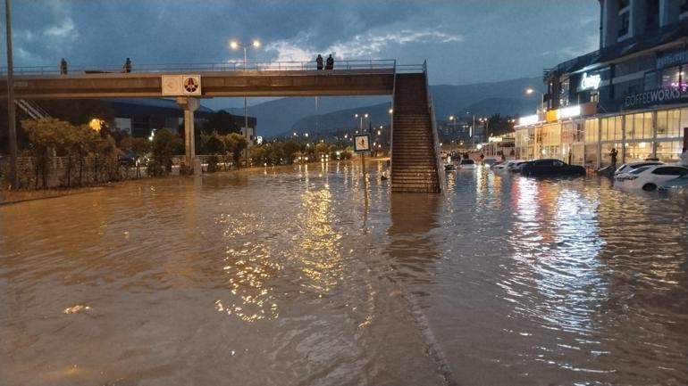 Karabükte sağanak; cadde ve sokaklar suyla doldu, araçlar yolda kaldı