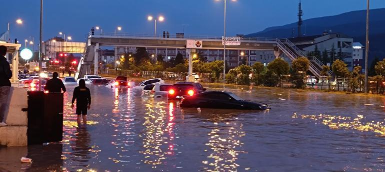 Karabükte sağanak; cadde ve sokaklar suyla doldu, araçlar yolda kaldı