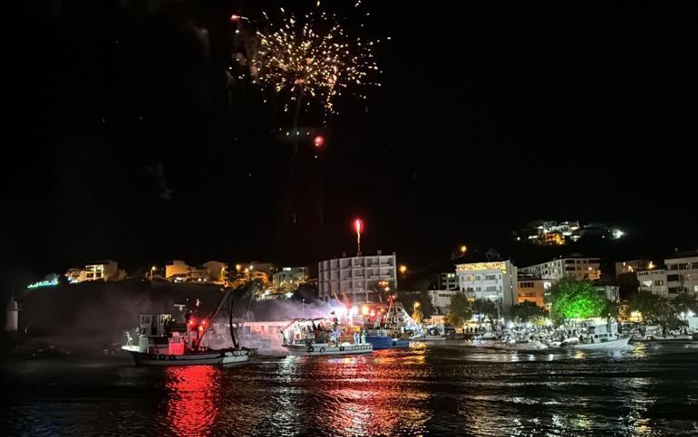 Tekirdağlı balıkçılar, havai fişek gösterileriyle denize açıldı