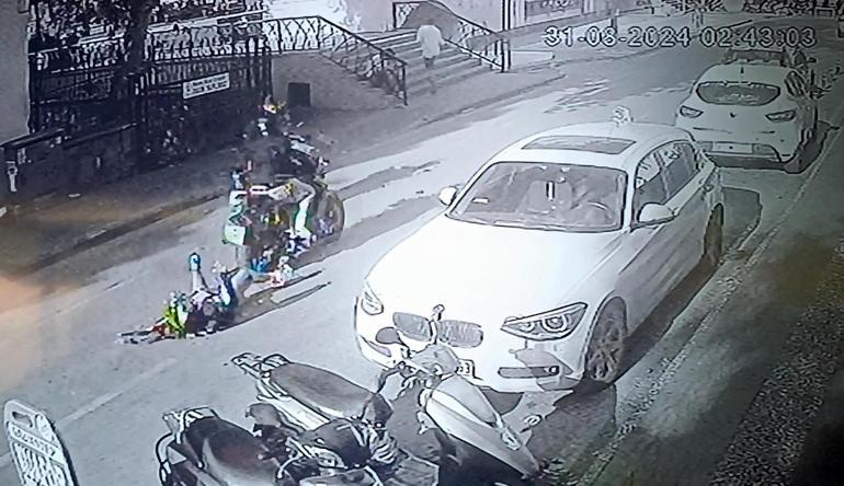 Sürücüsünün tekerini kaldırdığı motosikletten düşen kadın yaralandı; o anlar kamerada