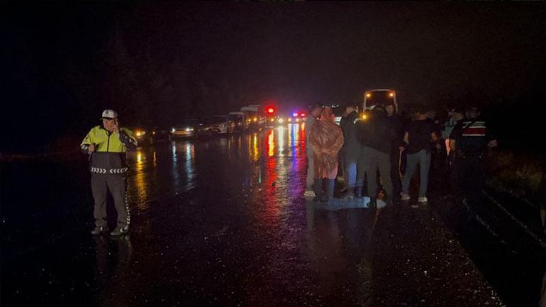 Eskişehirde polislerin taşındığı servis midibüsü yol kenarına düştü: 15 yaralı