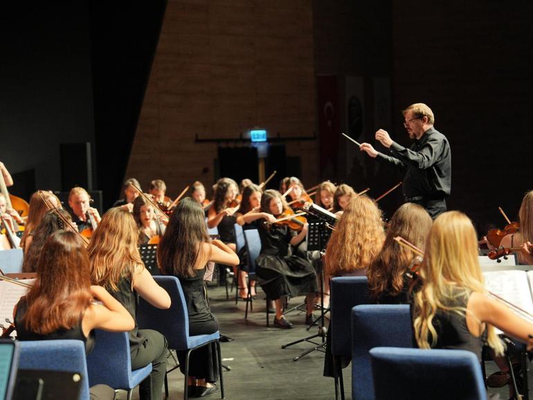 Dünya barışı için iki ülkeden Ataşehir’de ortak konser