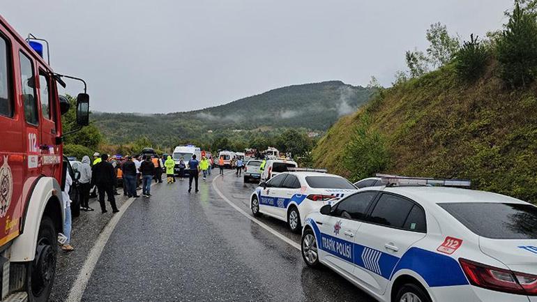 Tomruk yüklü kamyonla yolcu otobüsü çarpıştı: 2 ölü, 24 yaralı