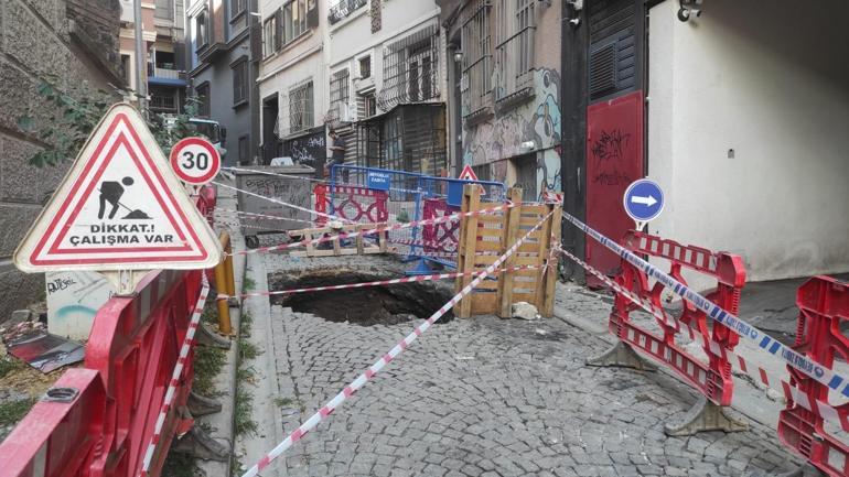 Beyoğlunda yol çöktü