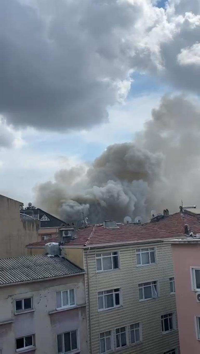 Beyoğlunda 3 katlı binada yangın: 4 kişi kurtarıldı