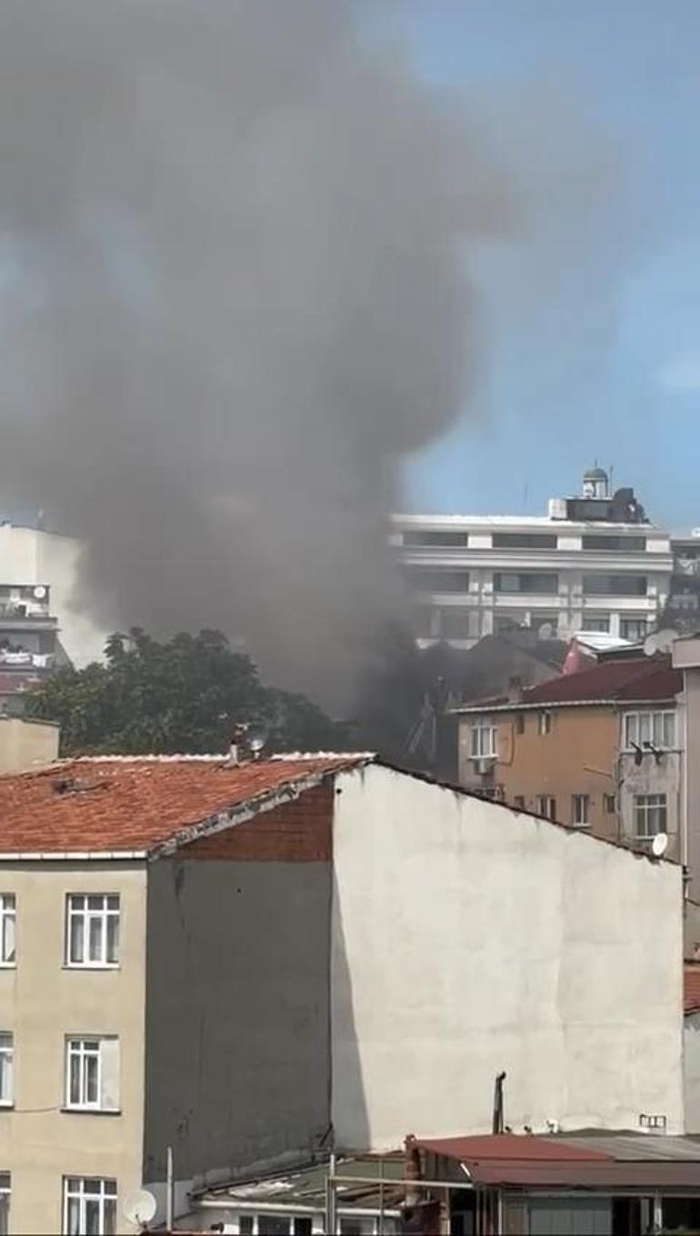 Beyoğlunda 3 katlı binada yangın: 4 kişi kurtarıldı