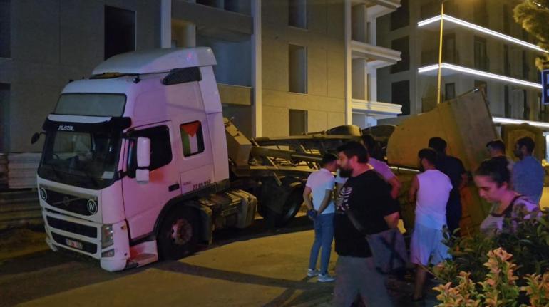 Maltepede hafriyat kamyonu, yükünü boşalttığı sırada devrildi