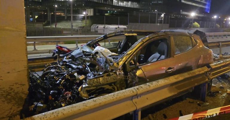 Pendikte otomobil bariyerleri aşarak direğe çarptı: 1 yaralı