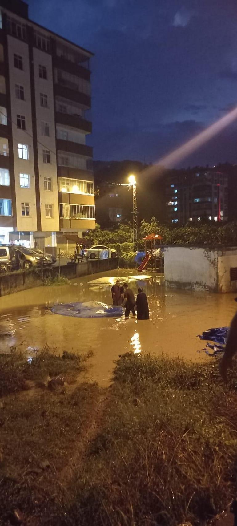 Trabzonda sağanak; cadde ve sokaklar suyla doldu