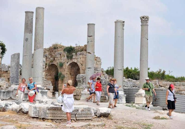 Savaştan kaçıp, Antalyaya gelen yabancılar, kaçak tur rehberliğine başladı