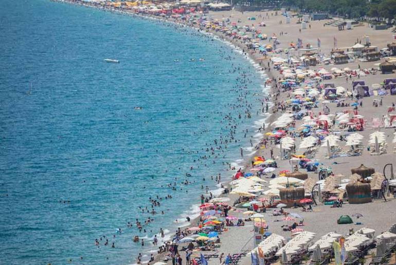 Savaştan kaçıp, Antalyaya gelen yabancılar, kaçak tur rehberliğine başladı