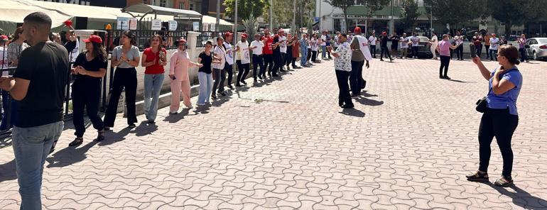 İşten çıkarılan işçilerden 60’ıncı günde halaylı protesto