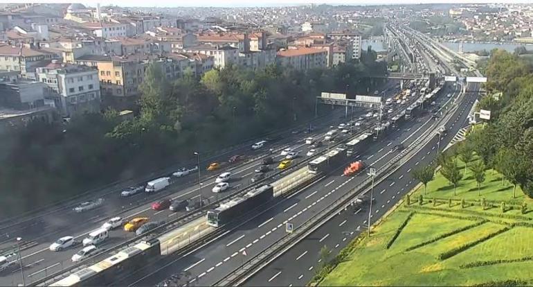 Beyoğlunda metrobüs alev alev yandı