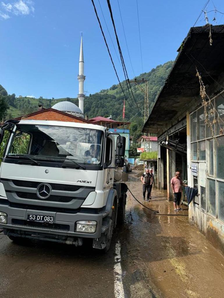 Çay hasadında heyelandan son anda kurtulmuş