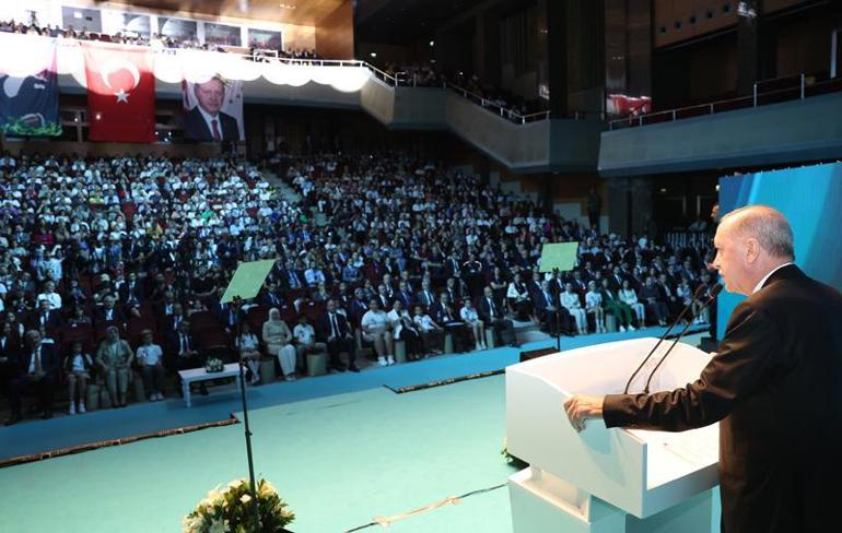 Cumhurbaşkanı Erdoğan: Türkiyeyi zafiyete uğratmayı amaçlayan ırkçılık tuzağının merkez üssü sanal alemdir