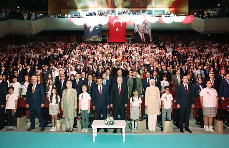 Cumhurbaşkanı Erdoğan: Türkiyeyi zafiyete uğratmayı amaçlayan ırkçılık tuzağının merkez üssü sanal alemdir