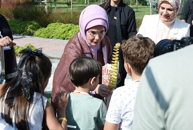 Emine Erdoğan, koruyucu aileler ve çocuklarıyla buluştu