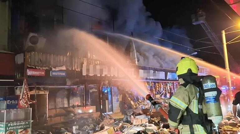 Bursada hediyelik eşya ve plastik malzeme satan mağaza alev alev yandı