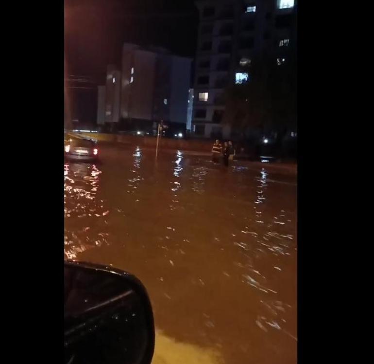 Çorumda sağanak; cadde ile sokaklar göle döndü, ev ve iş yerlerini su bastı