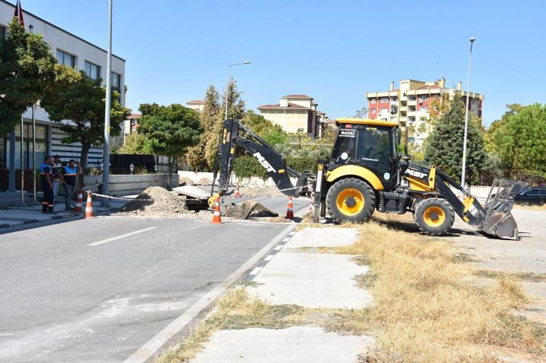 TFF Başkanı Hacıosmanoğlu Manisa FKnın tesisine girmek için hendekten atladı