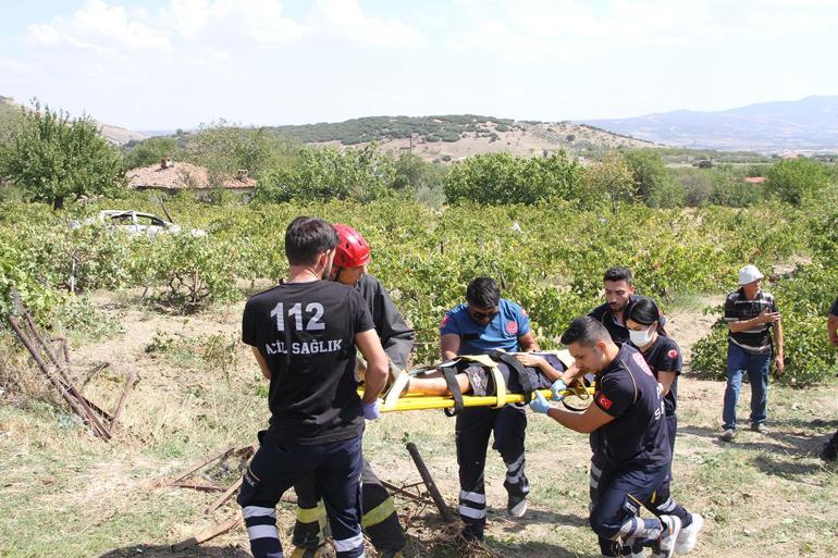 Kavşaktan çıkan otomobile çarpmamak için manevra yapınca tarlaya yuvarlandı; aynı aileden 5 yaralı