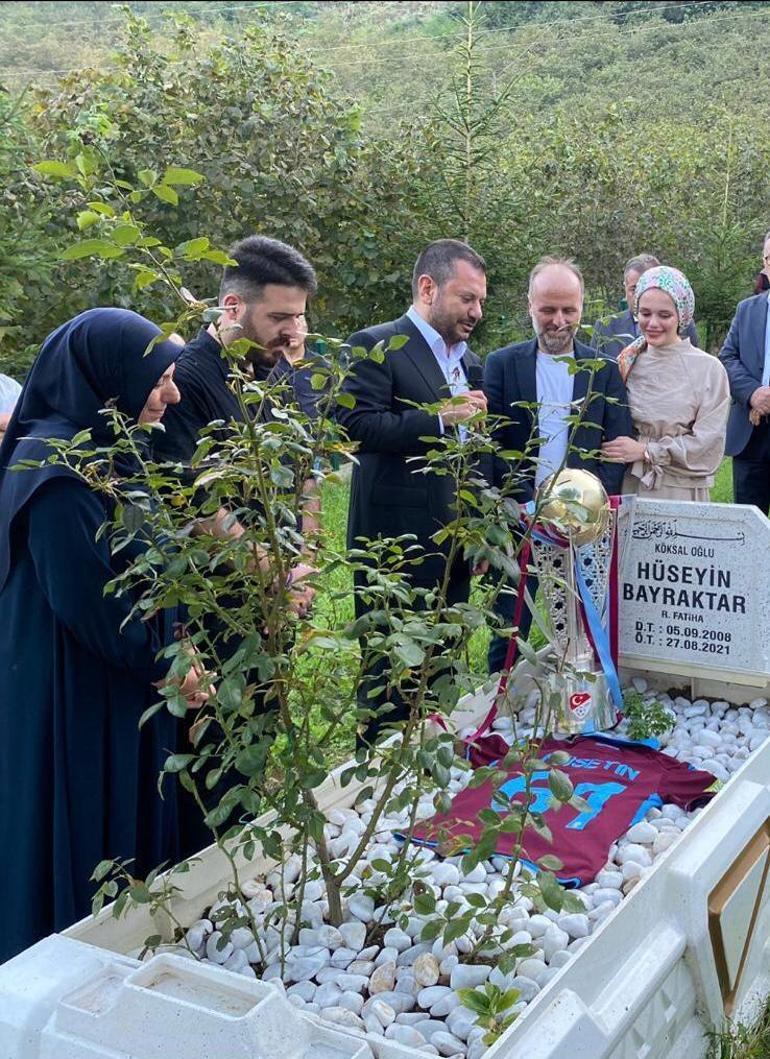 Trabzonspordan kansere yenilen küçük taraftarın kabrine şampiyonluk kupalı ziyaret