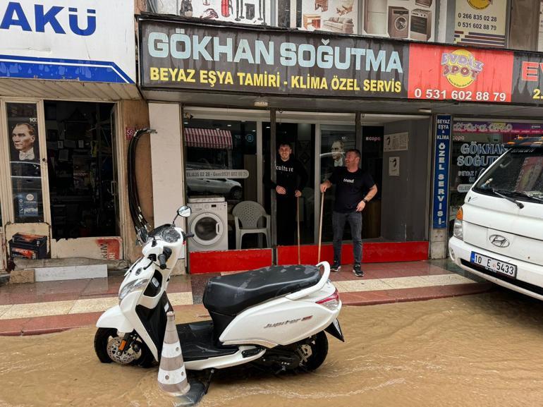 Erdekte sağanak ve fırtına; balıkçı tekneleri karaya vurdu, yollar göle döndü