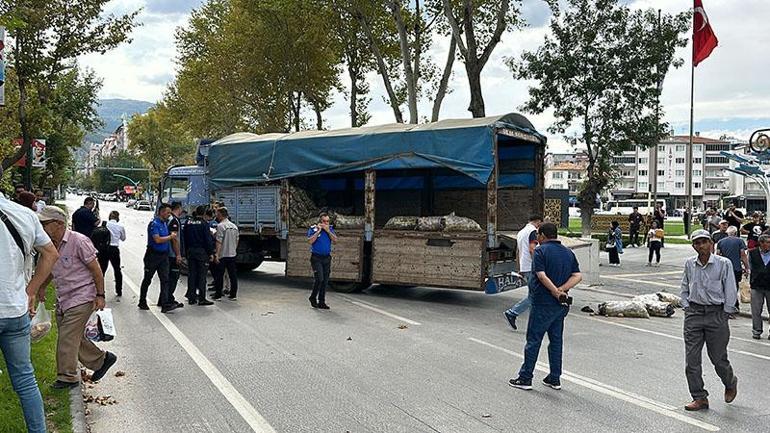 Kaçak satış yaptığı için ceza kesilince kamyonla yolu kapattı