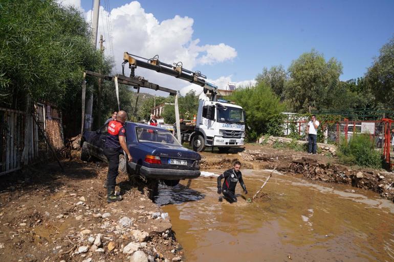 İzmirde sağanak etkili oldu