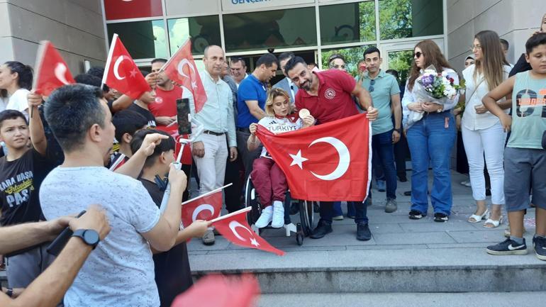 Olimpiyatta bronz madalya kazanan Nazmiye Muratlıya Hatayda coşkulu karşılama