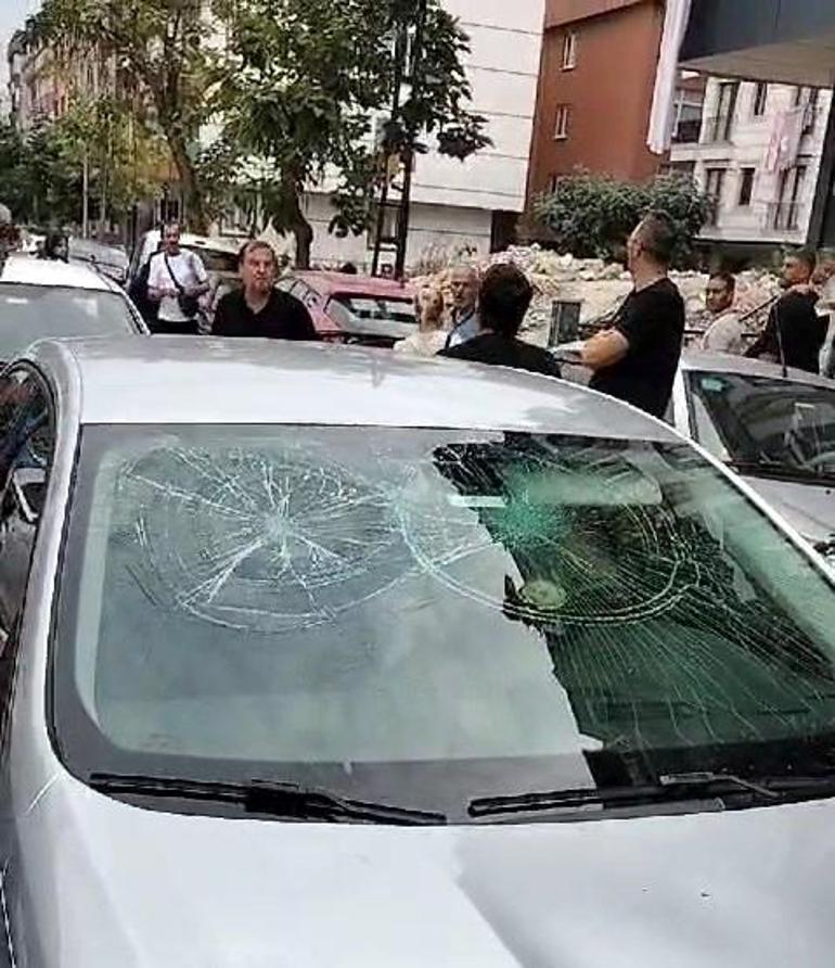 Avcılarda okul önünde park kavgası; çocukların içinde olduğu otomobilin camını kırdı