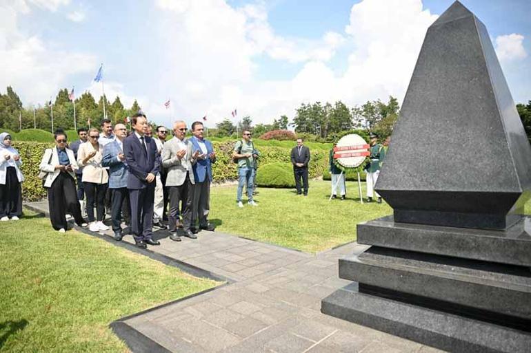 Bakan Uraloğlu, Busanda Birleşmiş Milletler Anıt Mezarlığını ziyaret etti