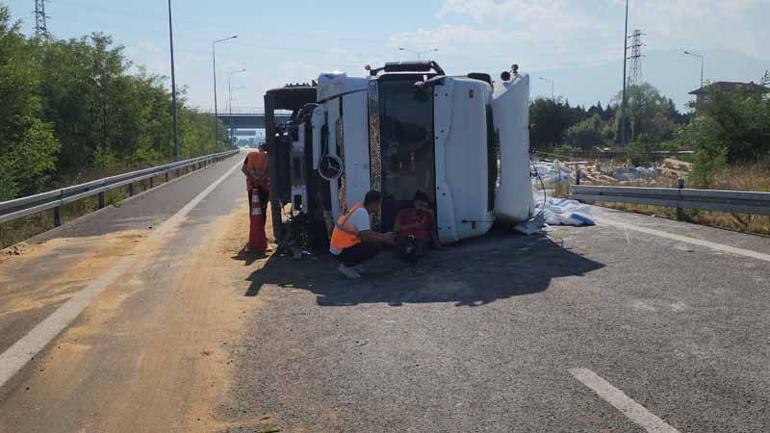 Devrilen TIRın başında yükün kaldırılması için yardım bekledi