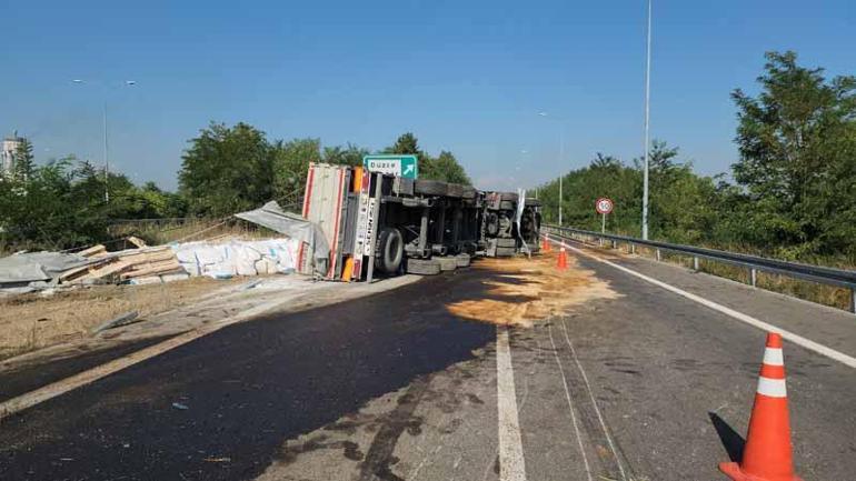 Devrilen TIRın başında yükün kaldırılması için yardım bekledi