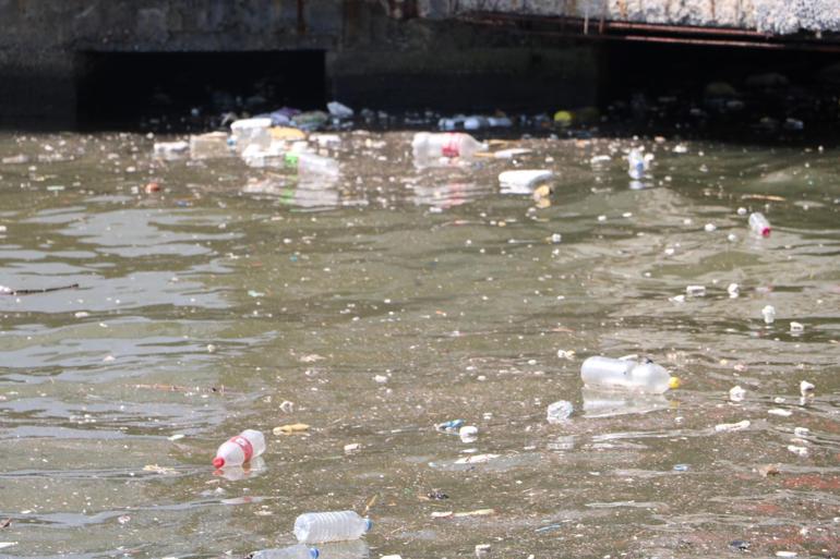 İzmir’de sağanak sonrası sahillerde kirlilik