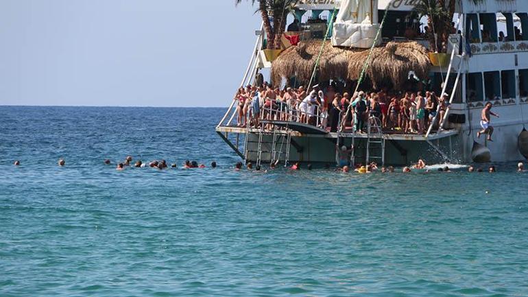 Antalyada tatilcilerin deniz keyfi