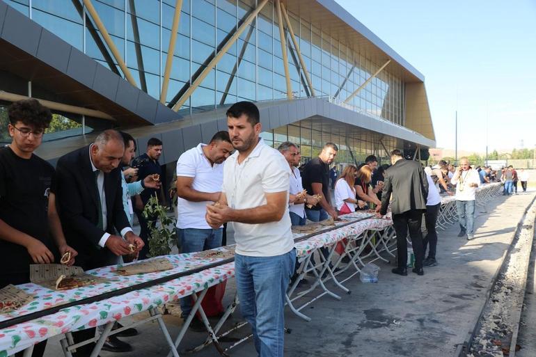 Vanda Gurme ve gastronomi fuarı; 65 metre uzunluğundaki kebap davetlilere ikram edildi