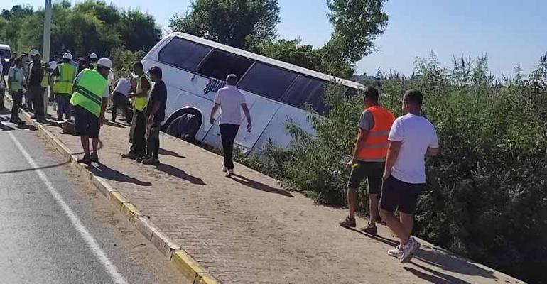 Antalyada otel servis otobüsü şarampole düştü: 7 yaralı