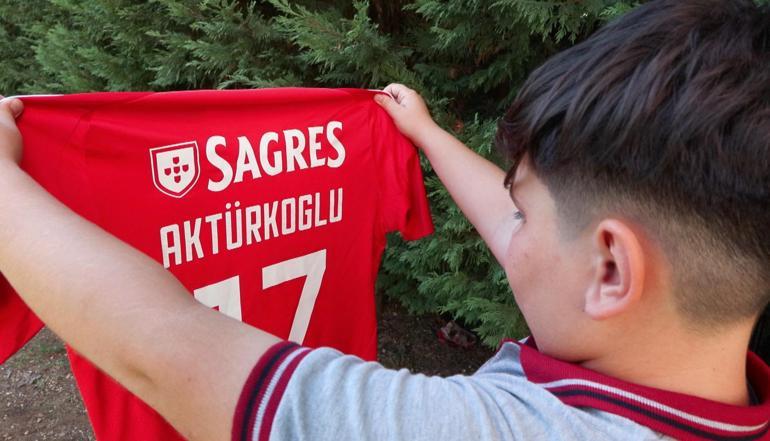 Benfica taraftarı sözünü tuttu; Rüzgar formasına kavuştu