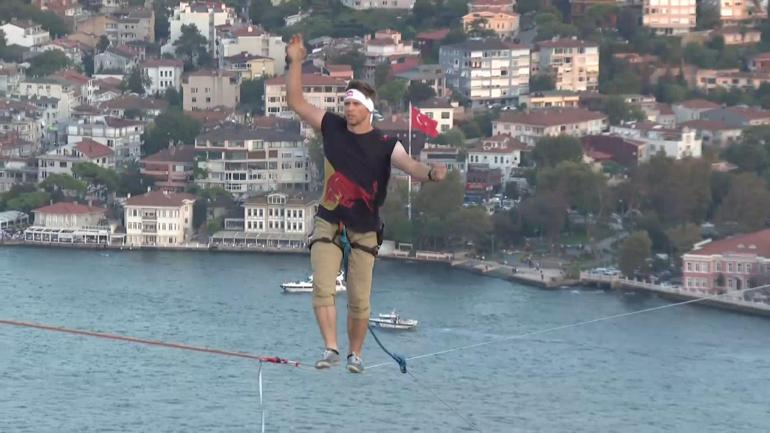 Estonyalı atlet 15 Temmuz Köprüsünü halat üzerinde yürüyerek geçti