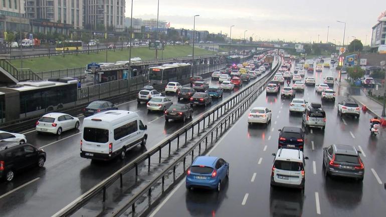 İstanbulda haftanın ilk iş gününde yağmur trafiği