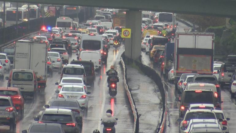 İstanbulda haftanın ilk iş gününde yağmur trafiği