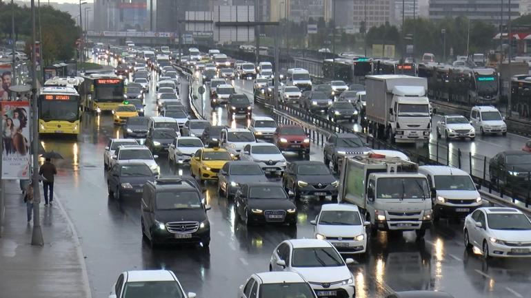 İstanbulda haftanın ilk iş gününde yağmur trafiği