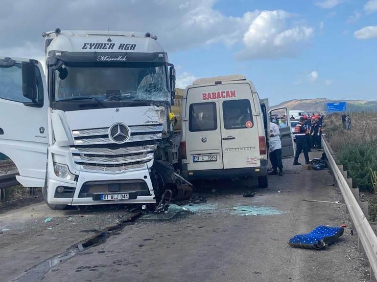 Adana’da TIR ile servis minibüsü çarpıştı; 4 ölü, 6 yaralı