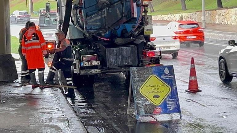 Bakırköyde alt geçidi su bastı; trafik durma noktasına geldi