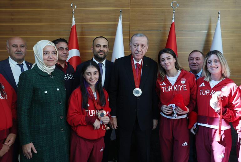 Cumhurbaşkanı Erdoğan, Türkiye Milli Paralimpik Takımı sporcularını kabul etti