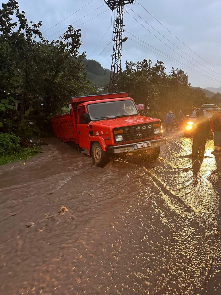 Artvinde kuvvetli yağış ardından taşkın ve heyelan; 32 köy yolu kapandı