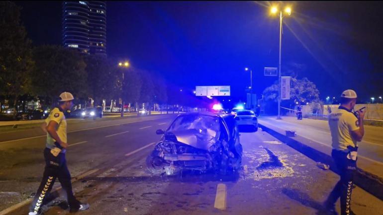 Kartalda refüjü aşan otomobil ağaca çarparak yola savruldu; 2 kişi ağır yaralandı