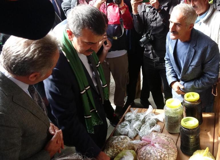 Bakan Tekin, Erzurum’da yöresel ürünler çarşısının açılışına katıldı