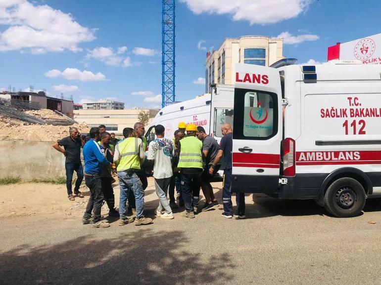 Üzerine demir parçası düşen işçiye yardım ederken vinçten düştü; 2 yaralı